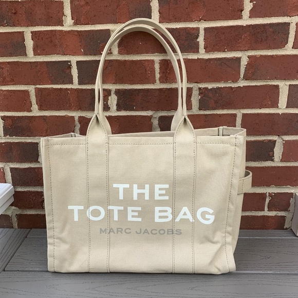 Marc Jacobs Handbags - Marc Jacobs Traveler Canvas Tote